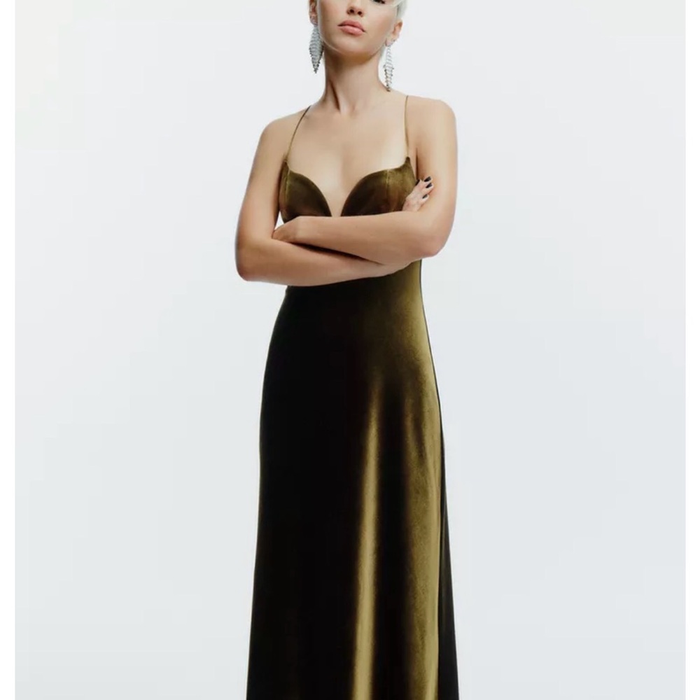 VELVET STRAPPY DRESS. SIZE MEDIUM